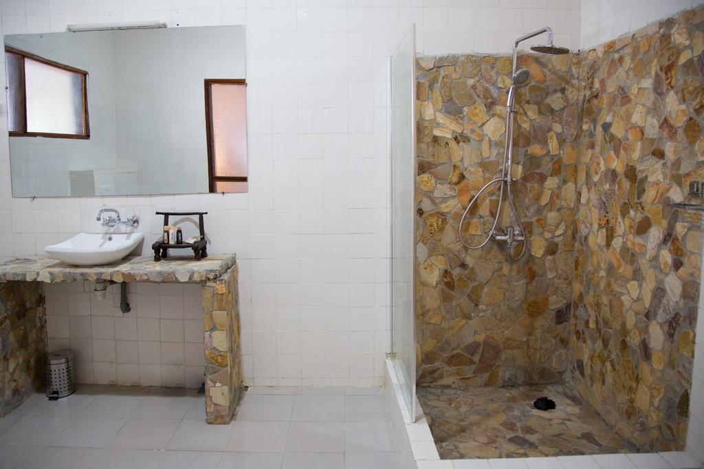 Bushman Cafe Hotel Abidjan Extérieur photo